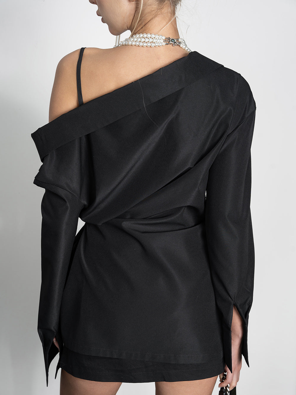 MUKTANK x Jqwention Spicy Asymmetrical Single-shoulder Black Shirt