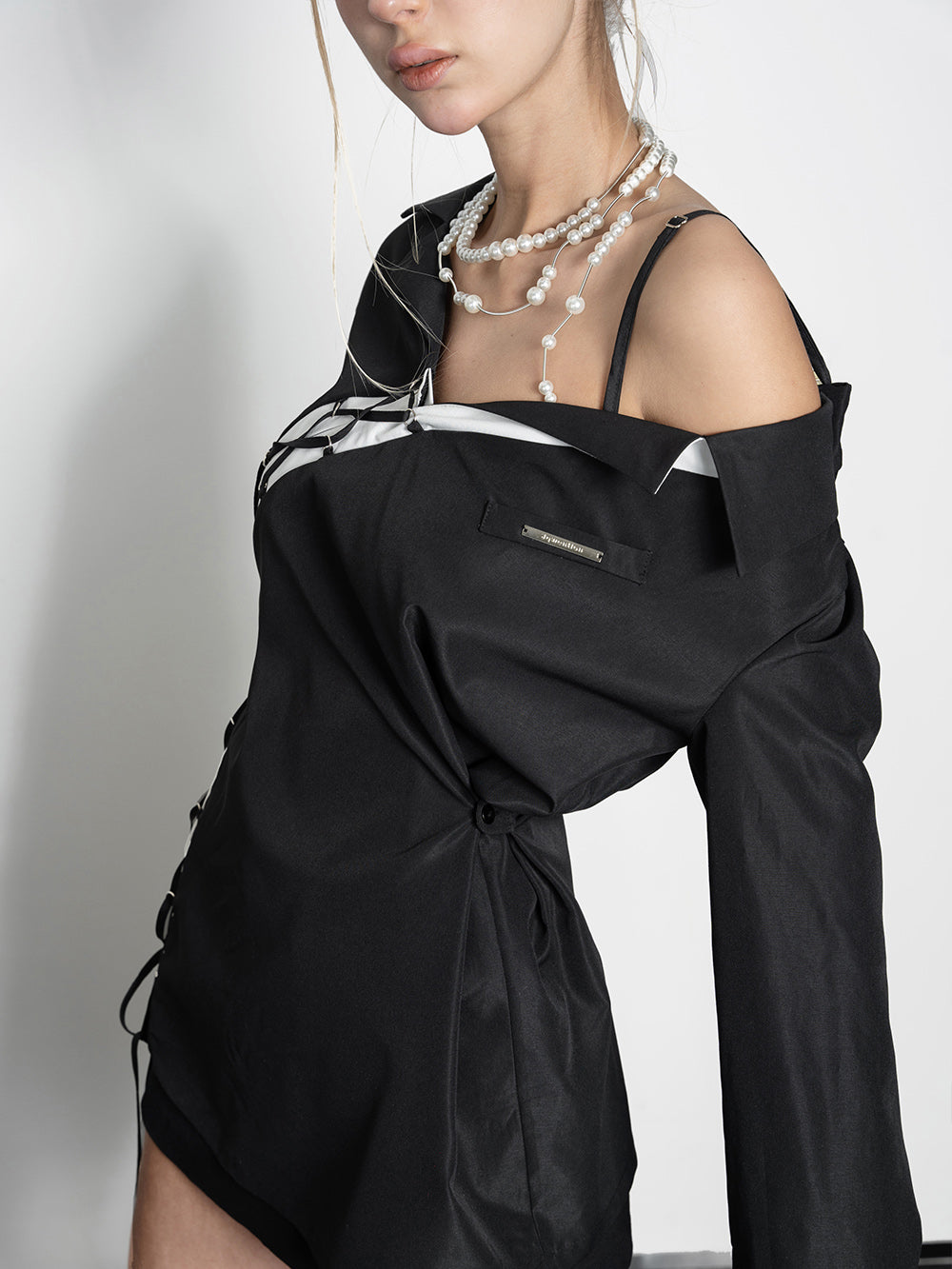 MUKTANK x Jqwention Spicy Asymmetrical Single-shoulder Black Shirt