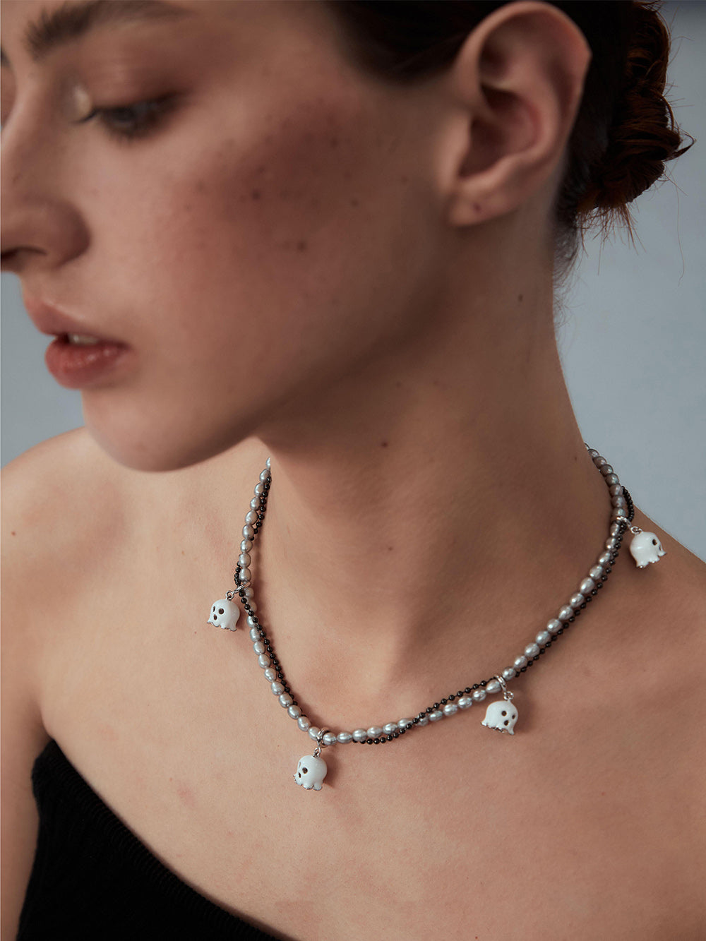 MUKTANK x PEARLONA DANGEROUS GARDEN-GHOSTFACE LILY Grey Millet Pearl Lace Necklace