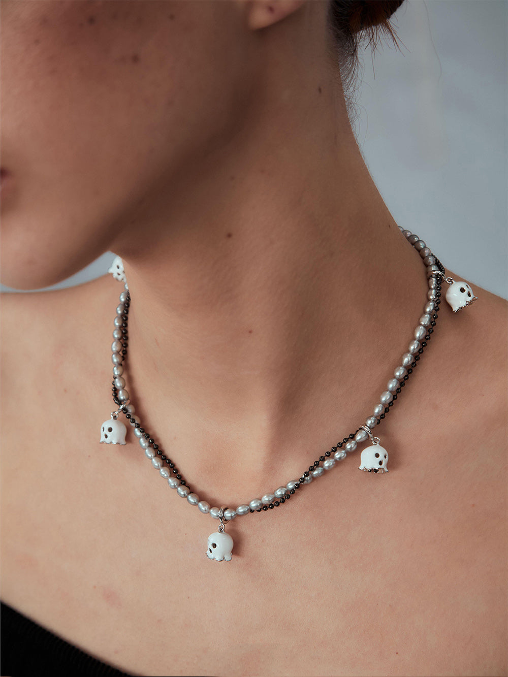 MUKTANK x PEARLONA DANGEROUS GARDEN-GHOSTFACE LILY Grey Millet Pearl Lace Necklace