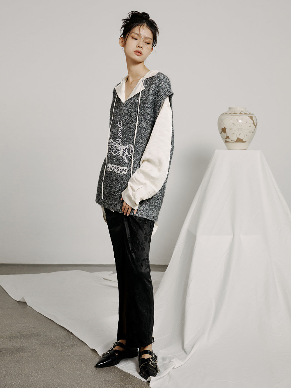 MUKZIN Embroidered Gray Fashionable Versatile Casual Vest