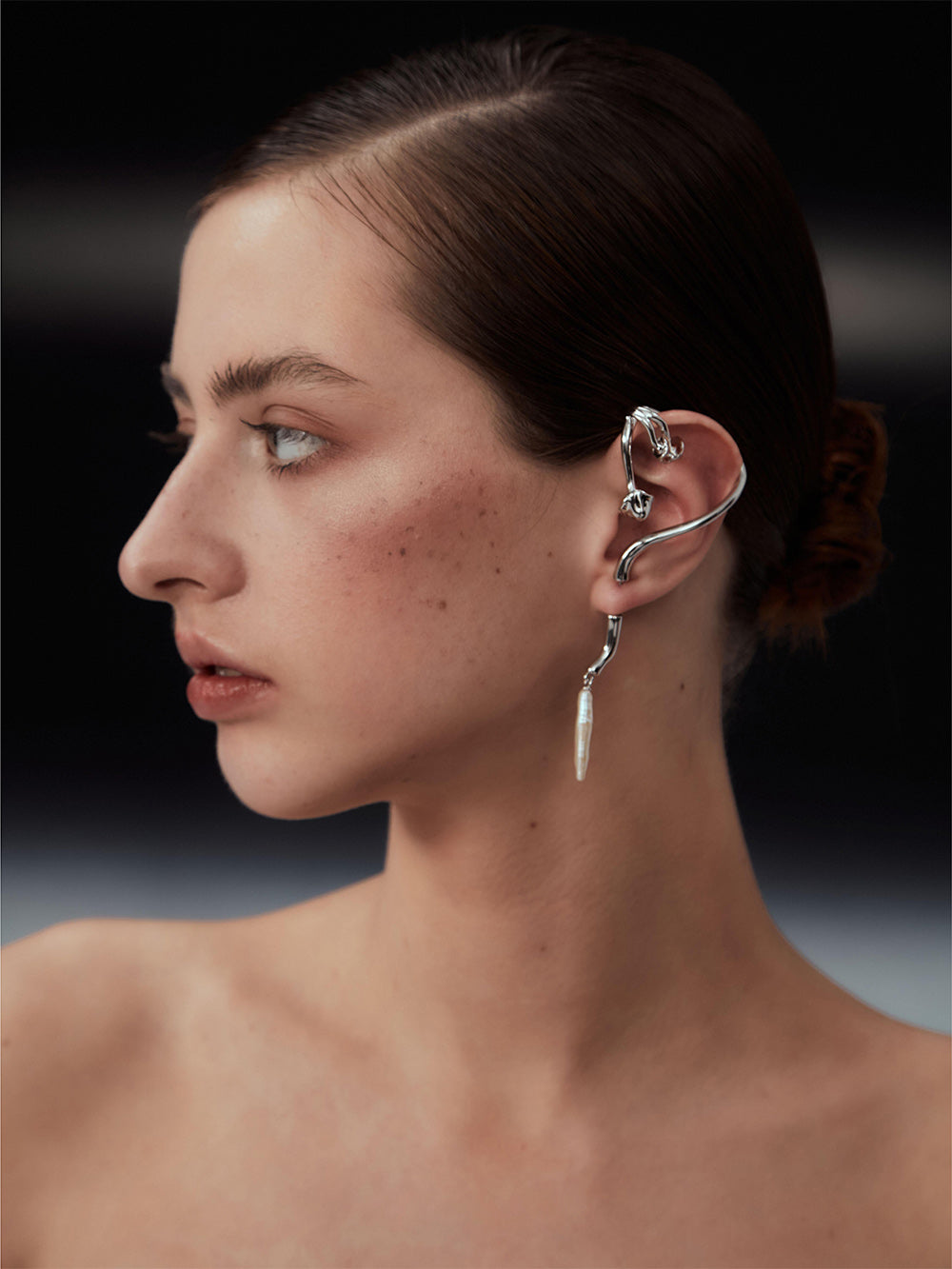 MUKTANK x PEARLONA Dangerous Garden -Silver Baroque Pearl Ear Cuff