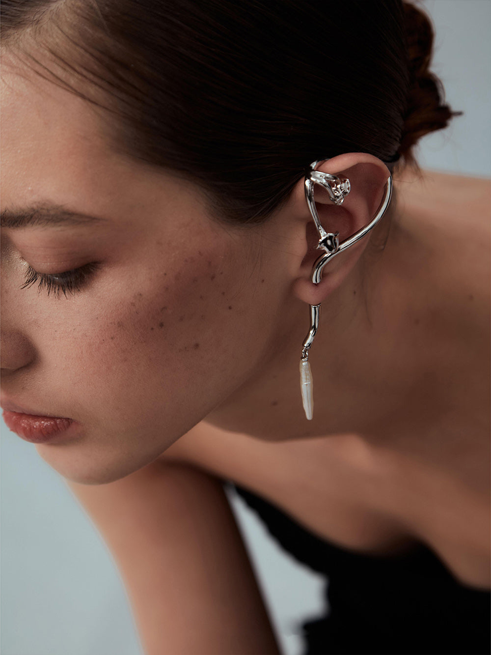 MUKTANK x PEARLONA Dangerous Garden -Silver Baroque Pearl Ear Cuff