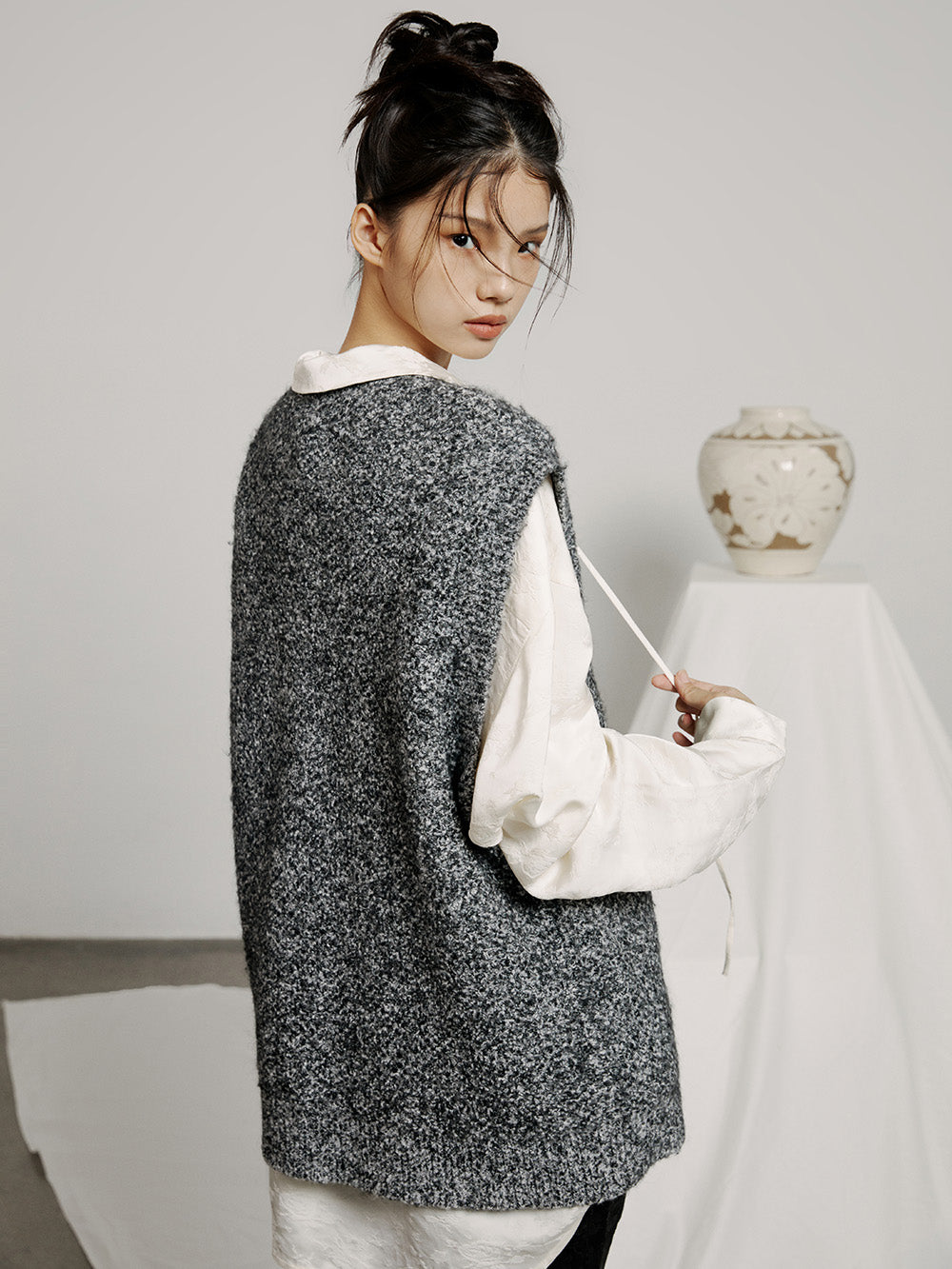 MUKZIN Embroidered Gray Fashionable Versatile Casual Vest