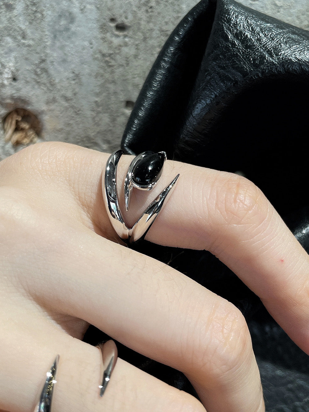 MUKTANK x Mandarin Zan Club Black Onyx Dragon Claw Wide Ring