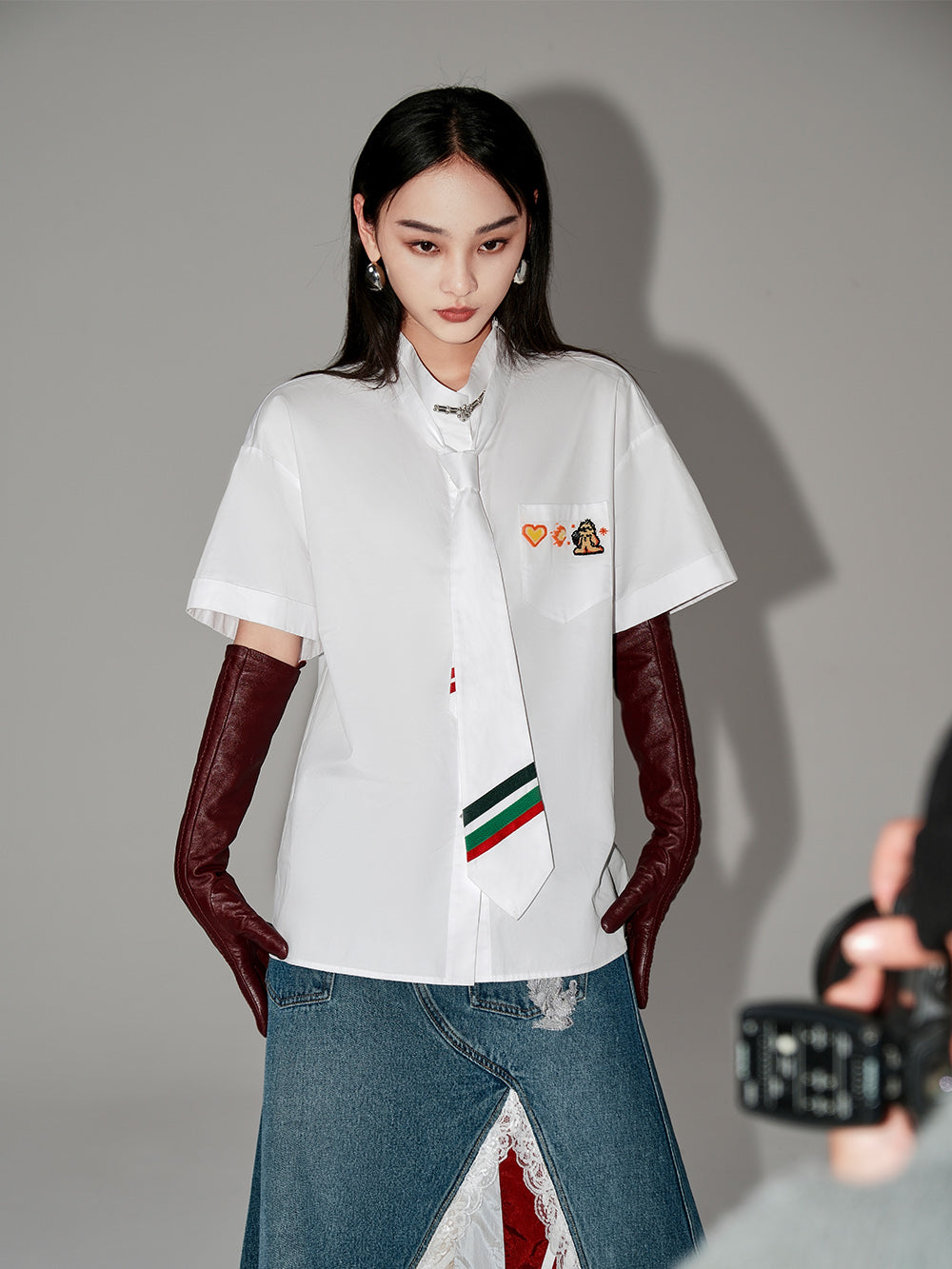 MUKZIN White Varsity Collar T-Shirt