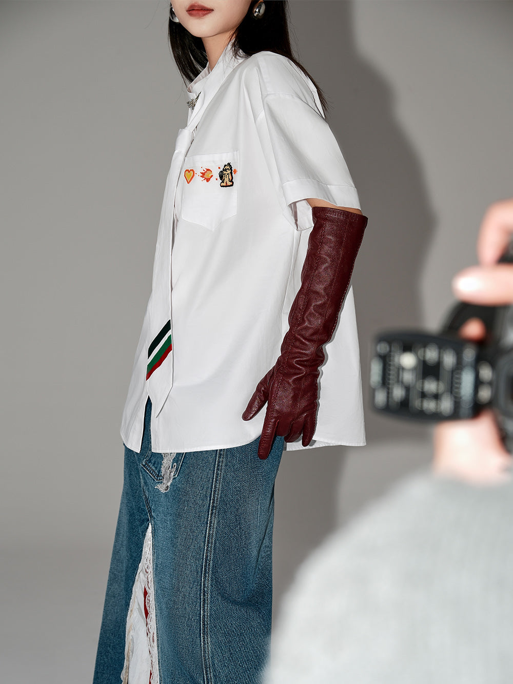 MUKZIN White Varsity Collar T-Shirt