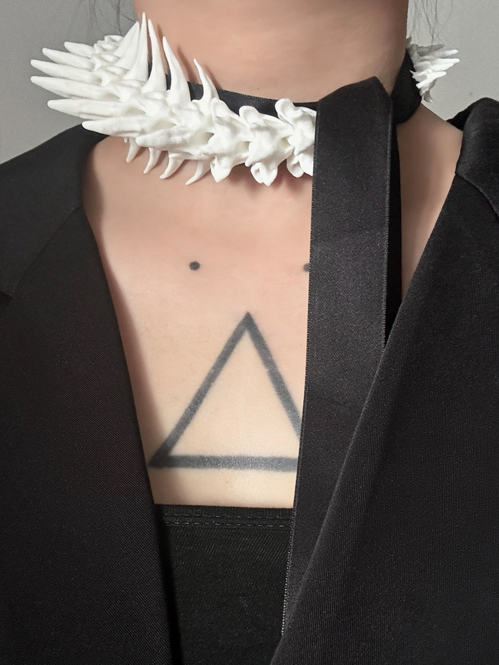 MUKTANK×DARK DREAM  Hand-tied necklace with an exaggerated arrangement of spiky spinal column shapes created by 3D printing