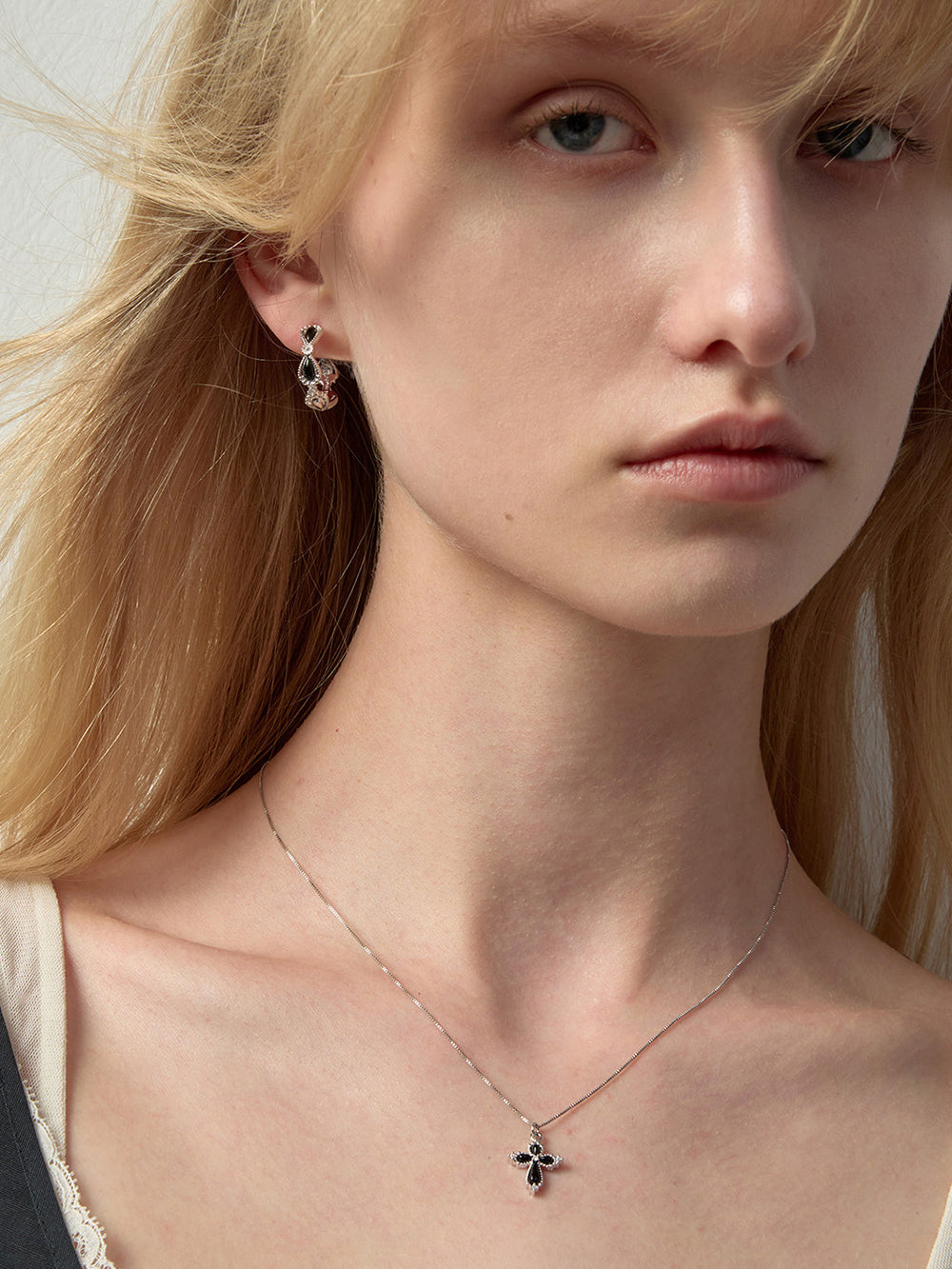 MUKTANK×SUN HUNTER Black Agate Petal Cross Chain Necklace (S)