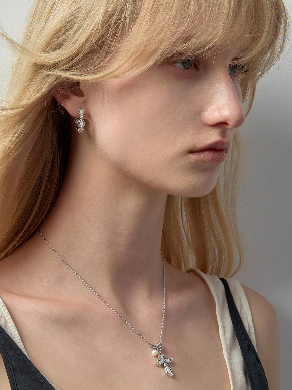 MUKTANK×SUN HUNTER Mother-of-Pearl Petal Barrel Bead Necklace