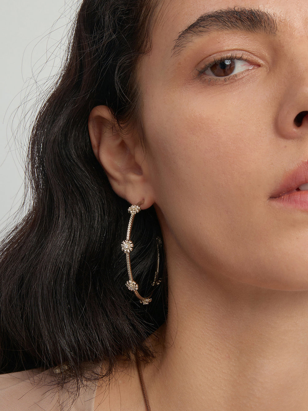 MUKTANK×SUN HUNTER Garden daisy C hoop earrings - large size