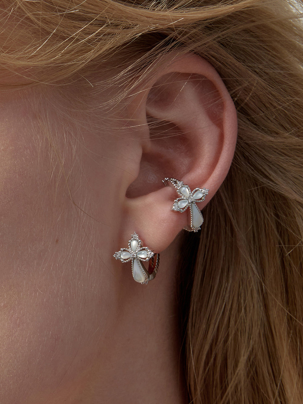 MUKTANK×SUN HUNTER Mother-of-Pearl Petal Cross Ear Cuff