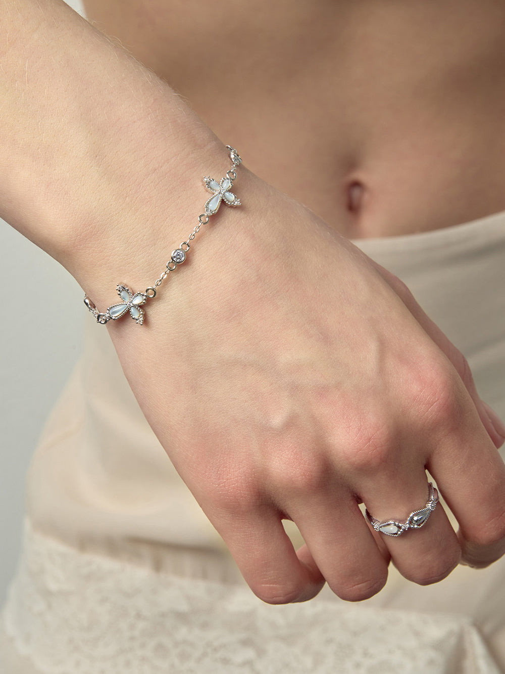 MUKTANK×SUN HUNTER Mother-of-Pearl Full-Flower Petal Cross Bracelet