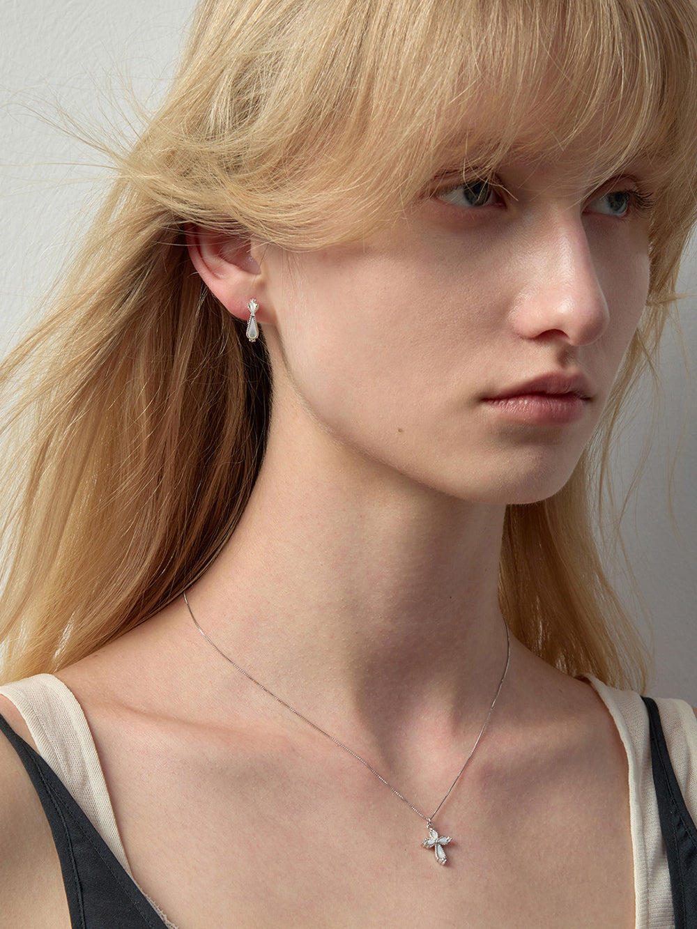 MUKTANK×SUN HUNTER Mother-of-Pearl Petal Earrings (Small)