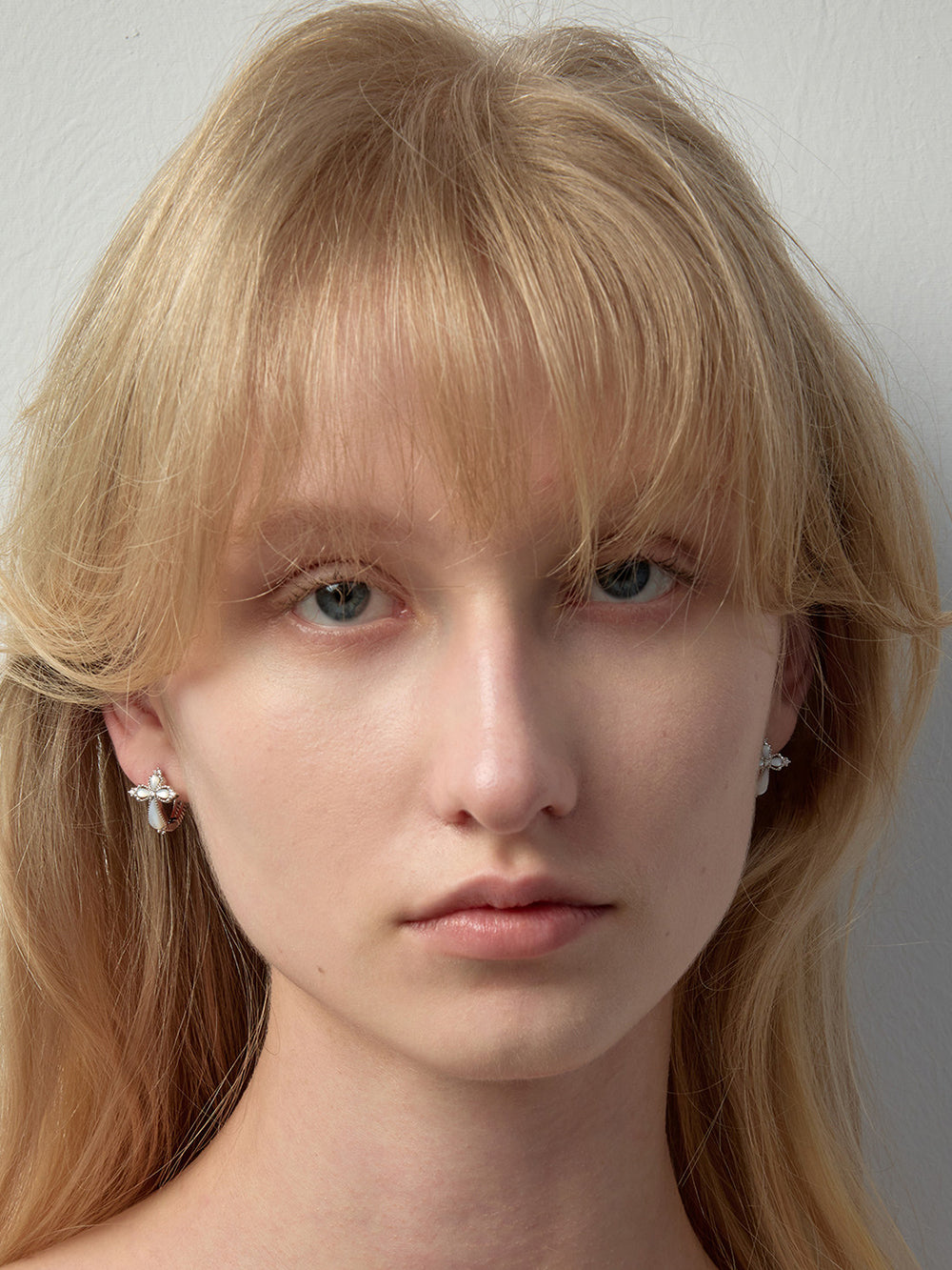 MUKTANK×SUN HUNTER Mother-of-Pearl Petal Cross Ear Cuff