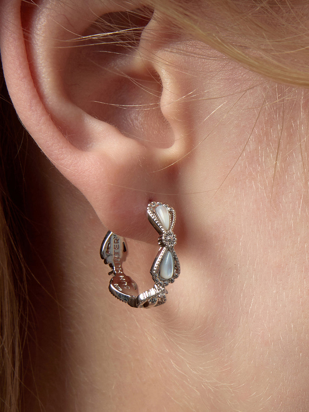 MUKTANK×SUN HUNTER Mother-of-Pearl Petal Earrings (Large)