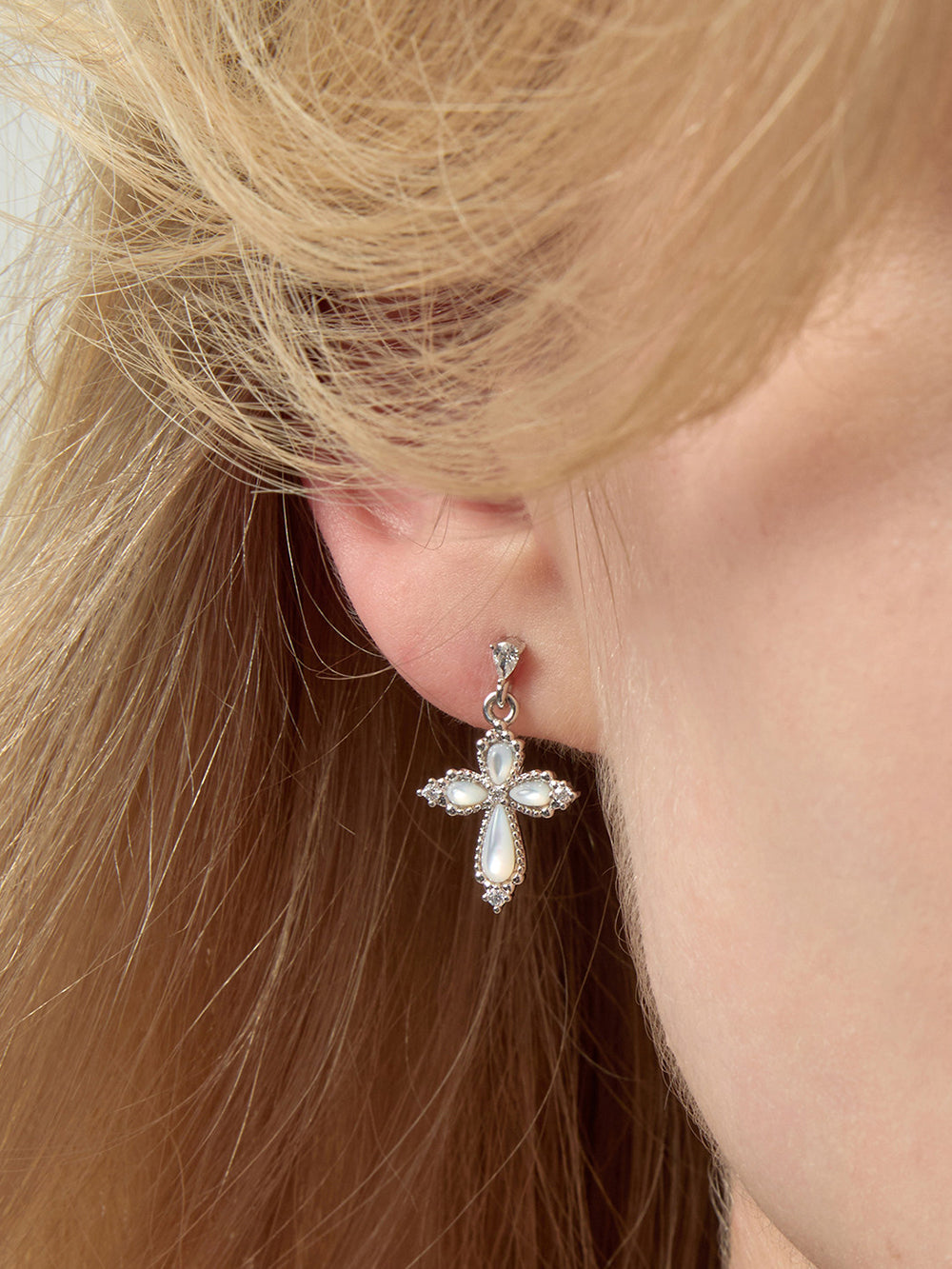 MUKTANK×SUN HUNTER Mother-of-Pearl Petal Cross Earring Set