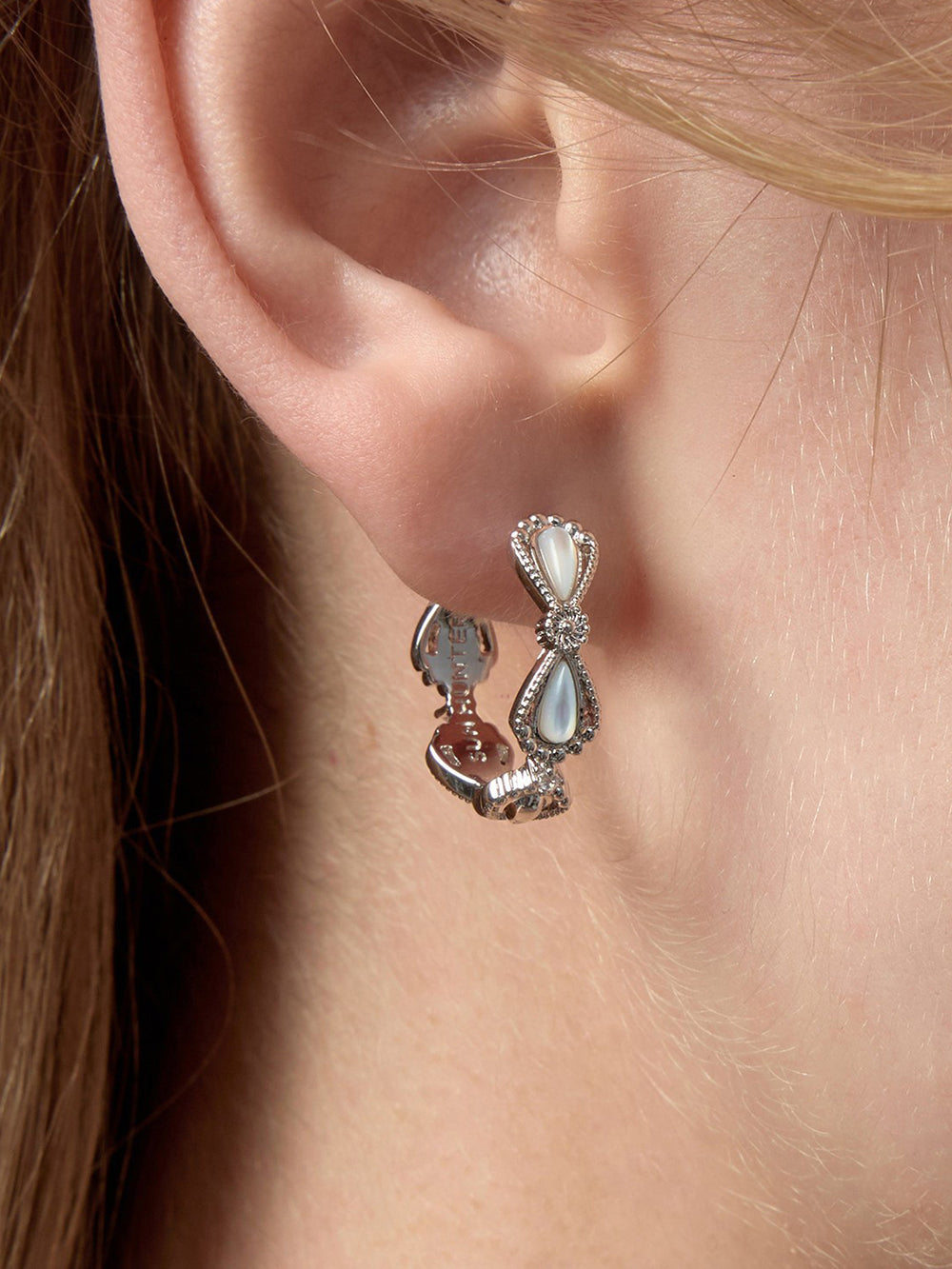 MUKTANK×SUN HUNTER Mother-of-Pearl Petal Earrings (Large)