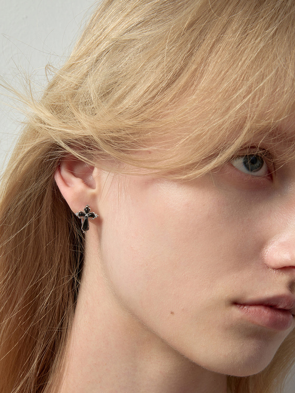 MUKTANK×SUN HUNTER Black Agate Petal Cross Ear Cuff