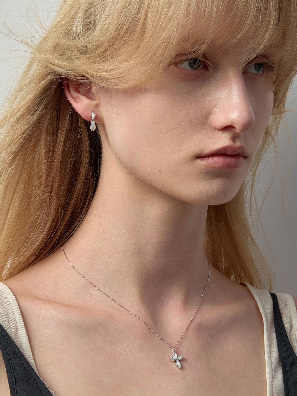 MUKTANK×SUN HUNTER Mother-of-Pearl Petal Cross Chain Necklace (S)