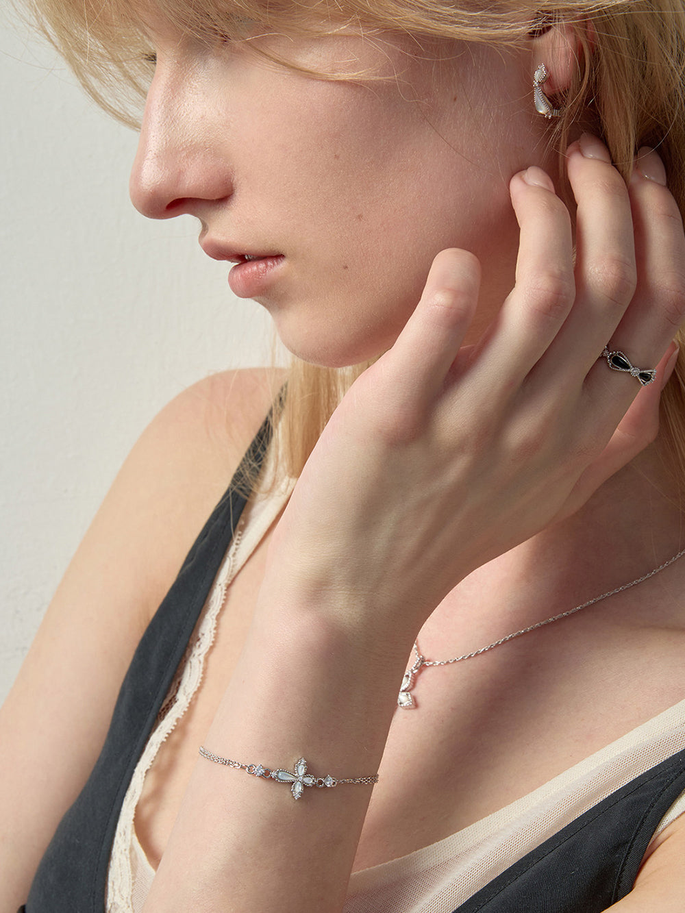 MUKTANK×SUN HUNTER Mother-of-Pearl Petal Cross Bracelet