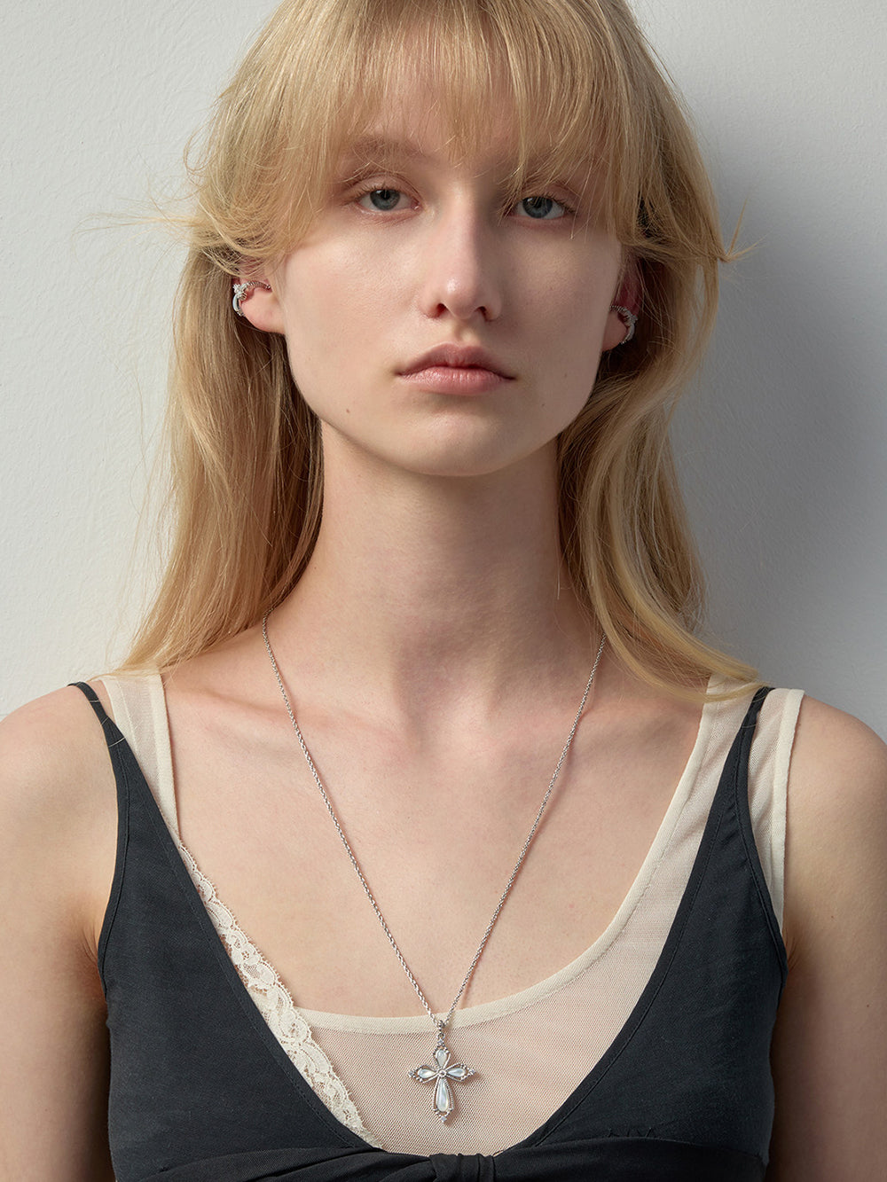 MUKTANK×SUN HUNTER Mother-of-Pearl Petal Cross Chain Necklace (L)