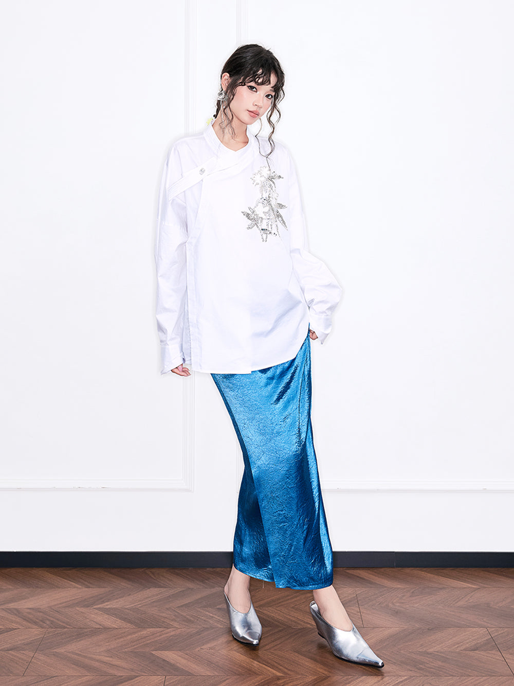 MUKZIN“Realm of Ethereal Mist”White Chinese - style Oblique - front Shirt with Sequin Floral Decoration