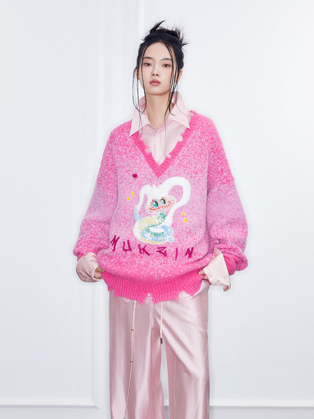 MUKZIN SpringPrelude "Flower Snake Brings Blessings" Design - Oriented V - neck Gradient Pixel Sweater