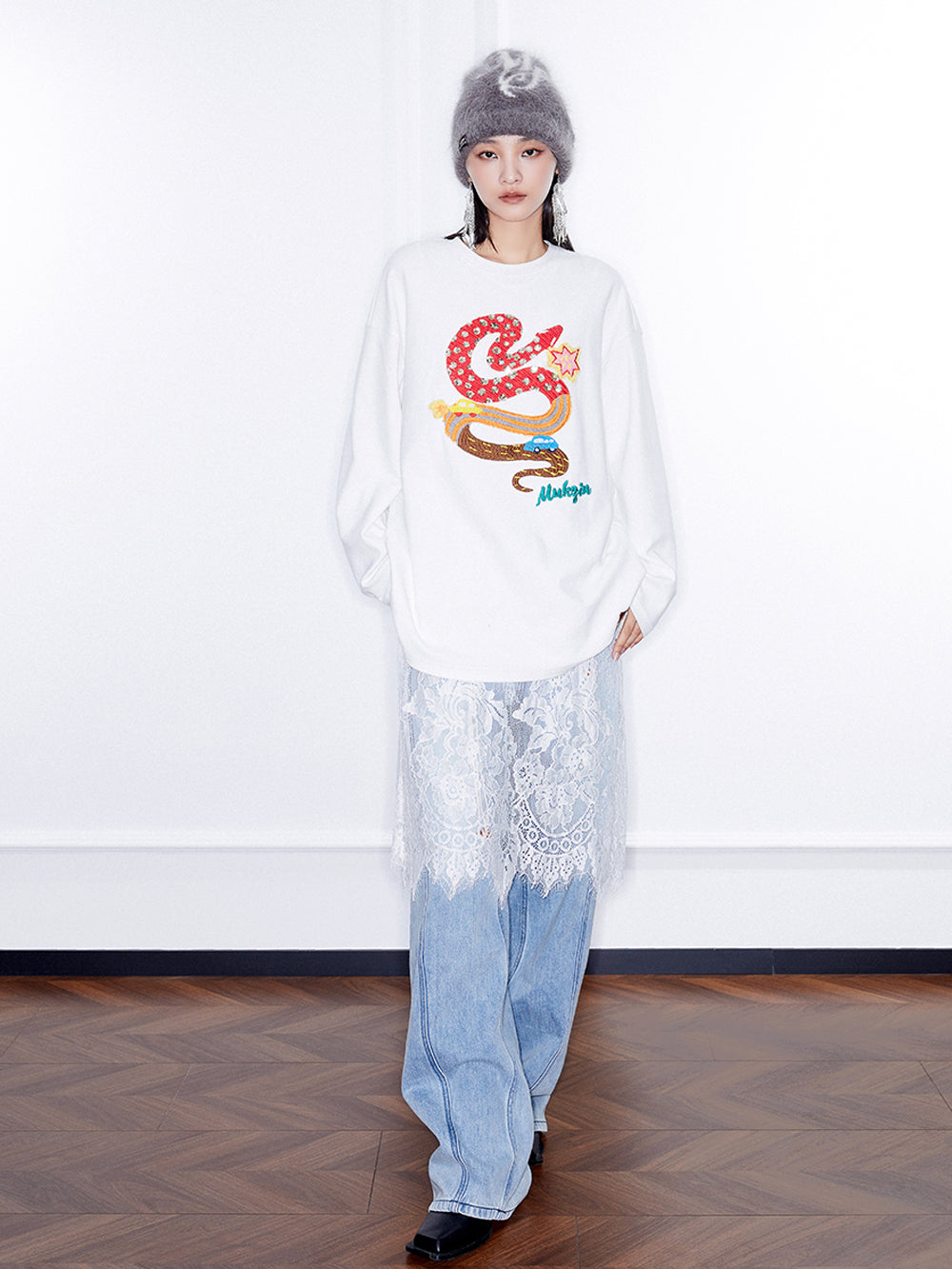 MUKZIN Linglong Textured Cartoon Embroidery Crewneck Sweatshirt