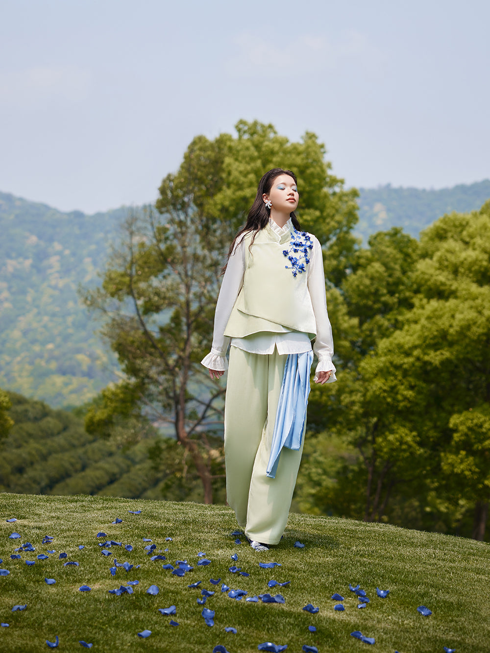 MUKZIN × Capsule Collection New Chinese-Style Green Embroidered Silk Velvet V-Neck Trousers