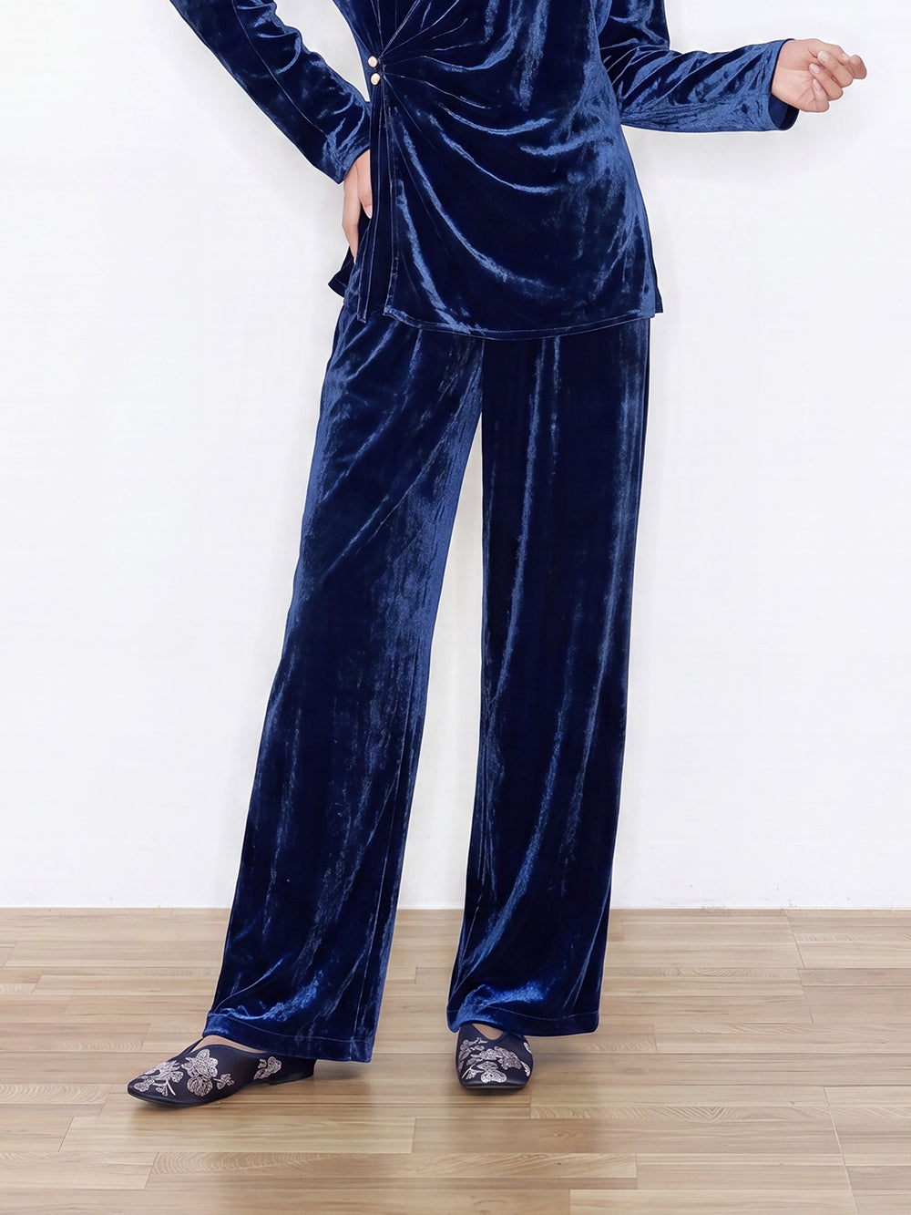 MUKZIN×Capsule Collection New Chinese-Style Embroidered Silk Velvet V-Neck Top