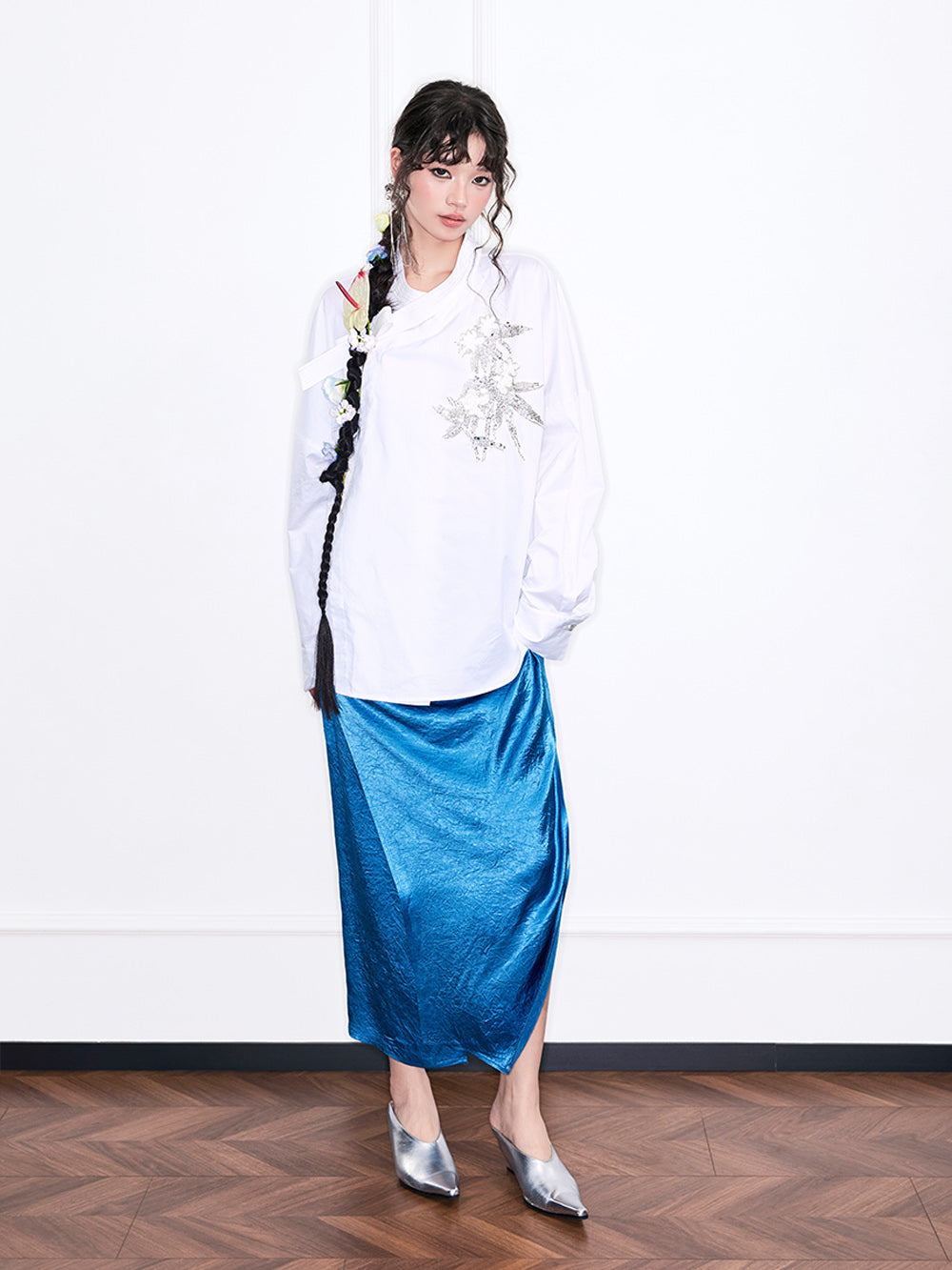 MUKZIN“Realm of Ethereal Mist”White Chinese - style Oblique - front Shirt with Sequin Floral Decoration
