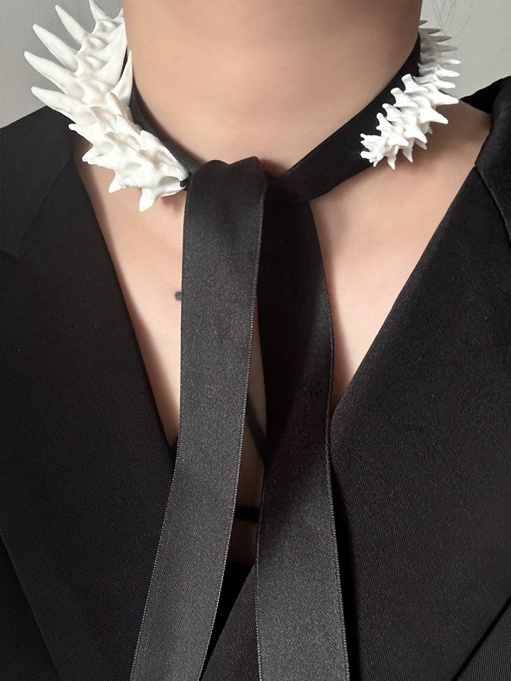 MUKTANK×DARK DREAM Hand-tied necklace with an exaggerated arrangement of spiky spinal column shapes created by 3D printing