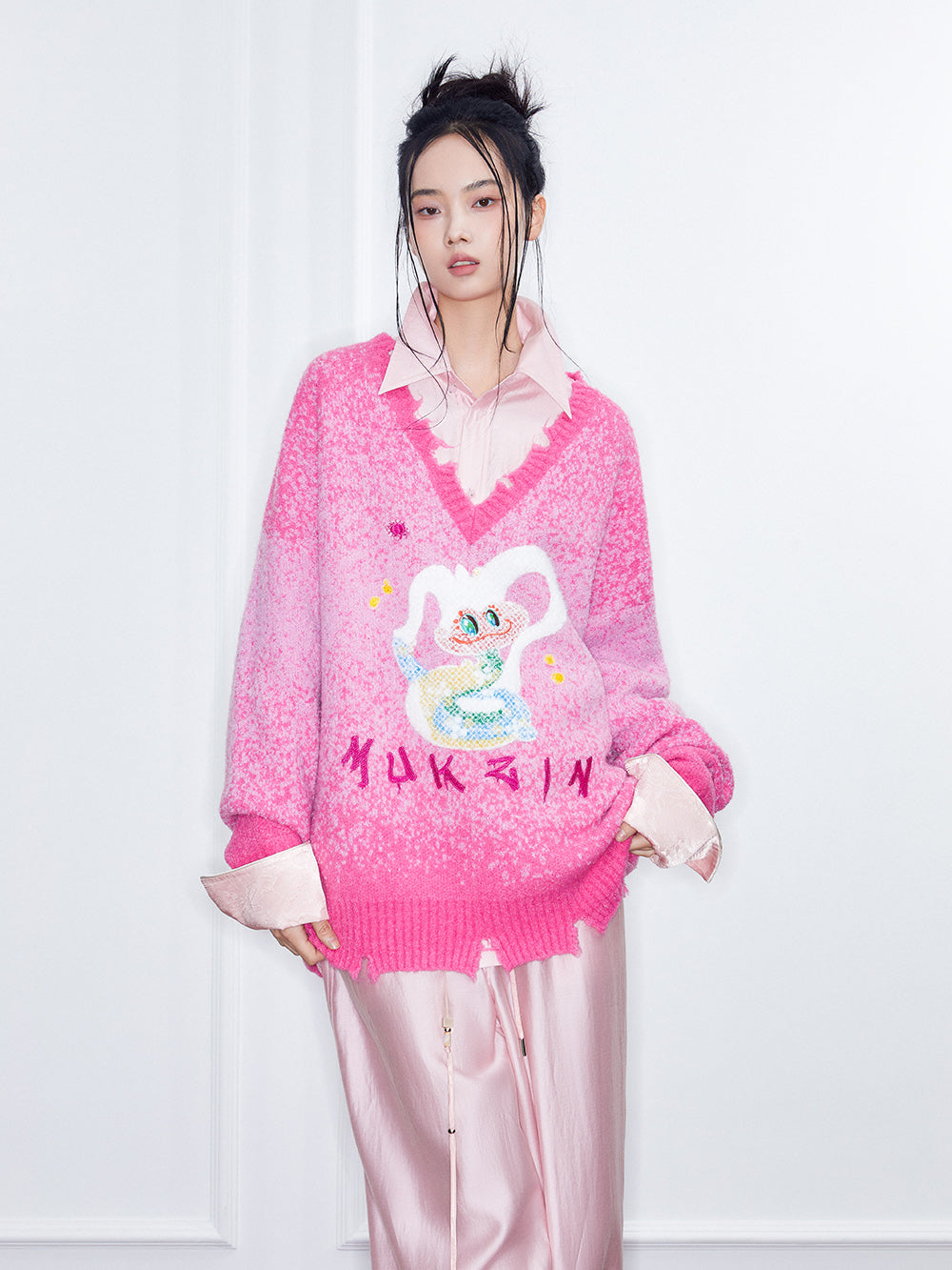 MUKZIN SpringPrelude "Flower Snake Brings Blessings" Design - Oriented V - neck Gradient Pixel Sweater