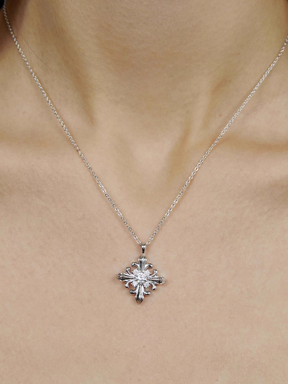 MUKTANK×SUN HUNTER Simple Iris-themed Necklace