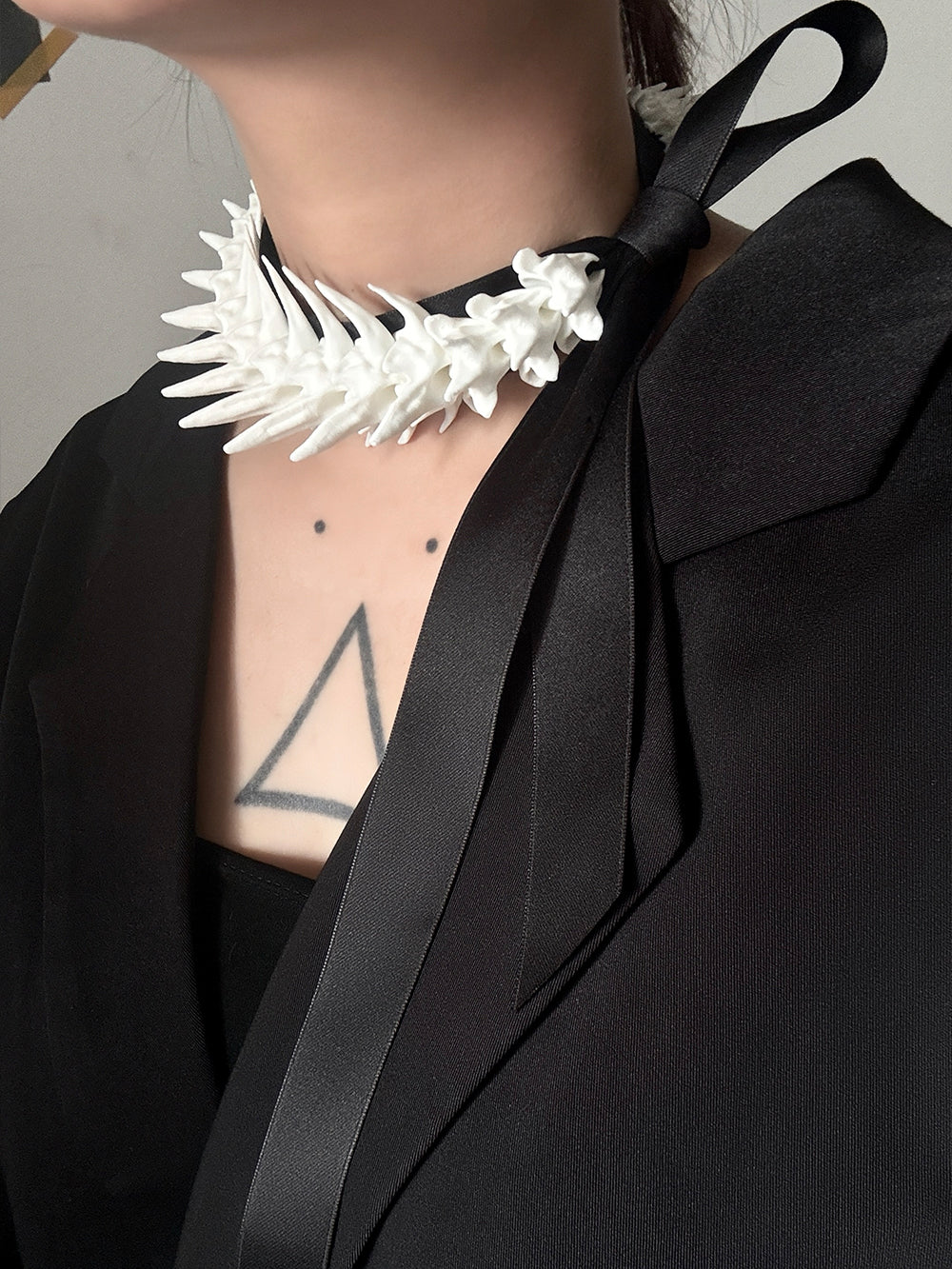 MUKTANK×DARK DREAM  Hand-tied necklace with an exaggerated arrangement of spiky spinal column shapes created by 3D printing