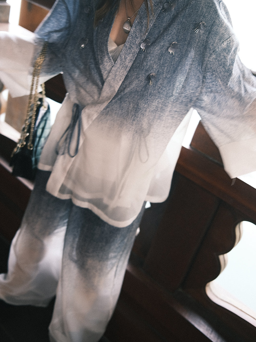 MUKZIN“Capsule Collection”Gradient color V-neck lightweight shirt
