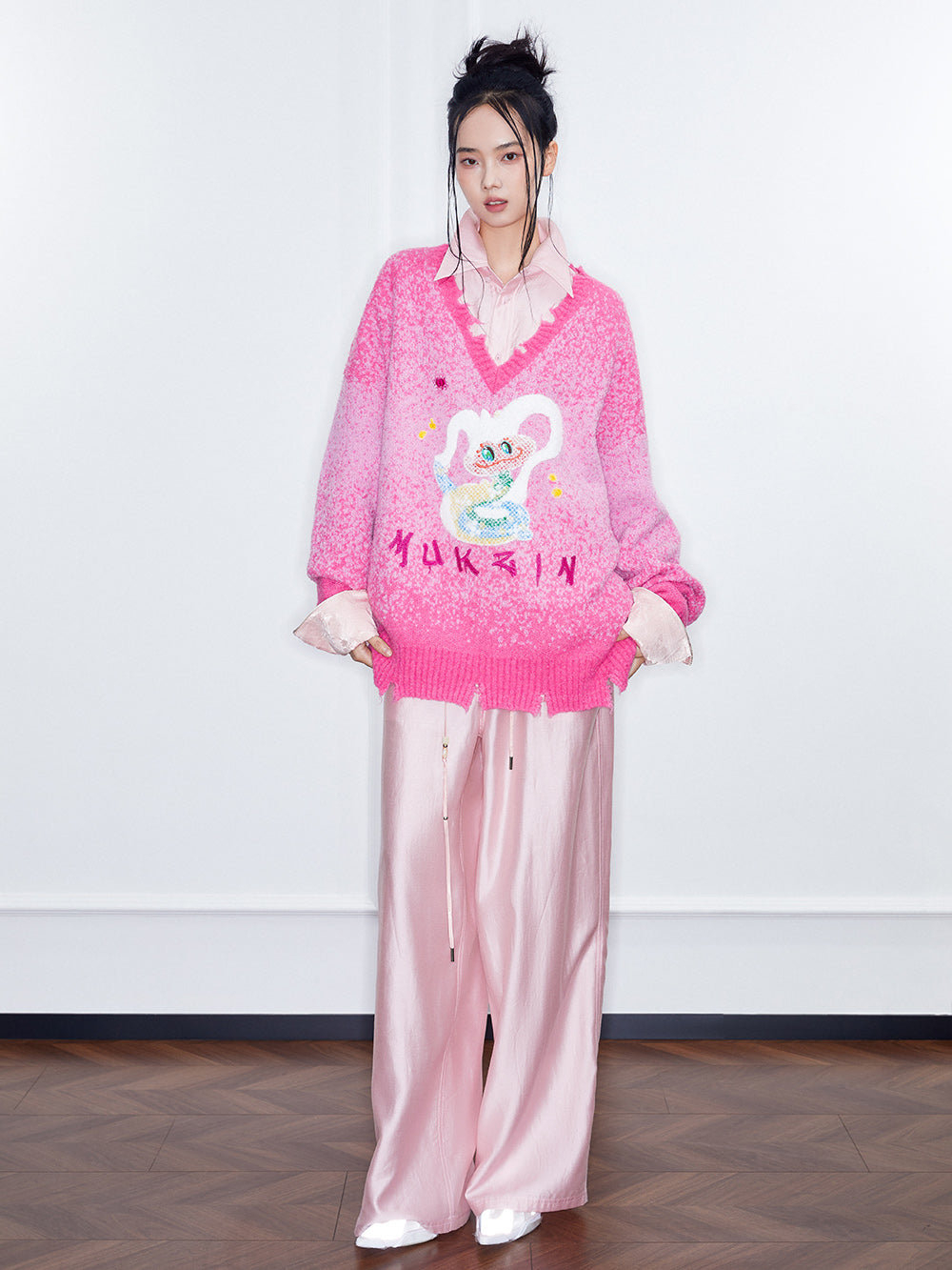 MUKZIN SpringPrelude "Flower Snake Brings Blessings" Design - Oriented V - neck Gradient Pixel Sweater