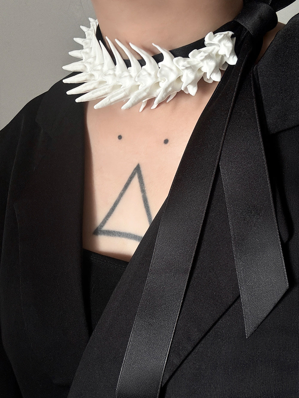 MUKTANK×DARK DREAM  Hand-tied necklace with an exaggerated arrangement of spiky spinal column shapes created by 3D printing