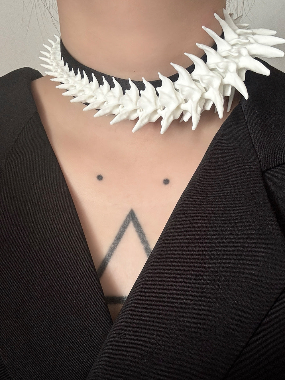 MUKTANK×DARK DREAM  Hand-tied necklace with an exaggerated arrangement of spiky spinal column shapes created by 3D printing