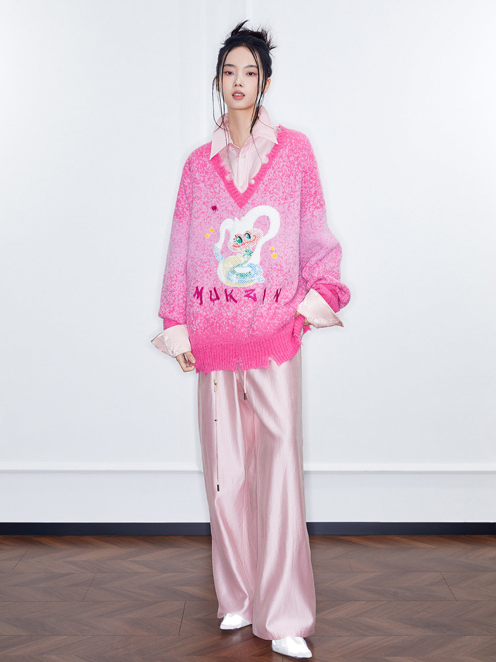 MUKZIN SpringPrelude "Flower Snake Brings Blessings" Design - Oriented V - neck Gradient Pixel Sweater
