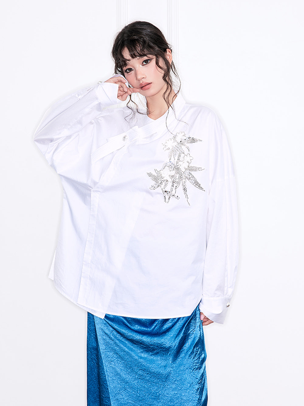 MUKZIN“Realm of Ethereal Mist”White Chinese - style Oblique - front Shirt with Sequin Floral Decoration