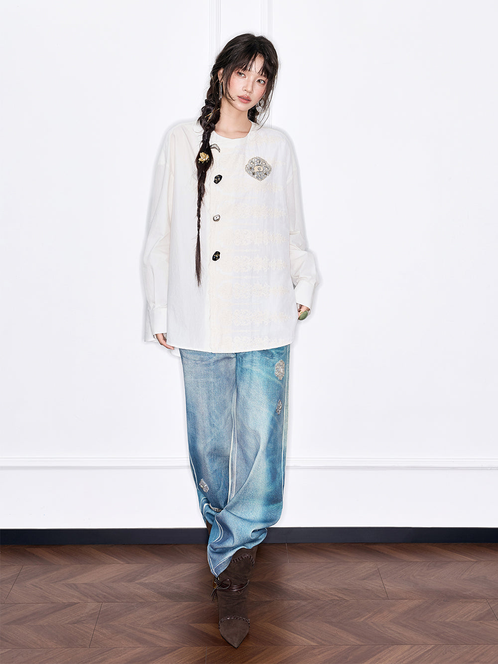 MUKZIN“The Sequence of Deer's Call”White Asymmetrical Placket Button Decor Badge Oversized Jacquard Shirt