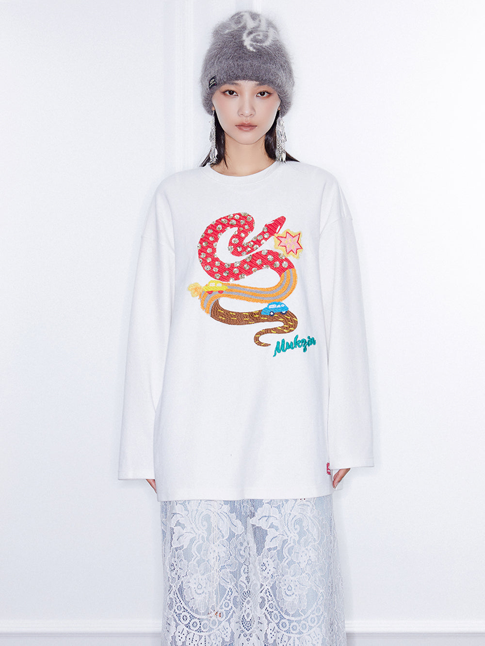 MUKZIN Linglong Textured Cartoon Embroidery Crewneck Sweatshirt