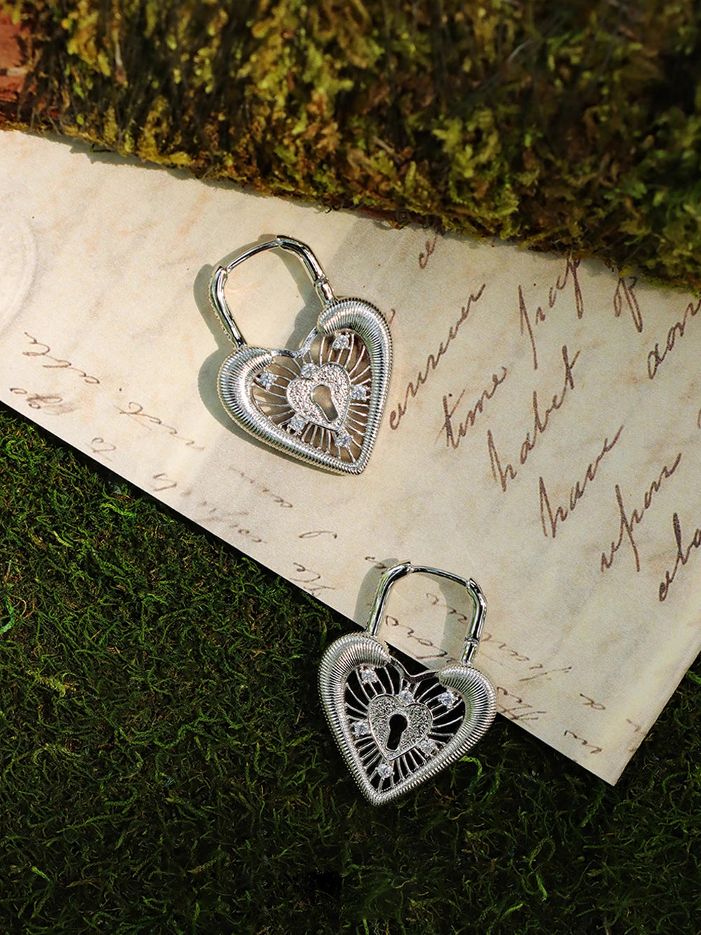 MUKTANK×SUN HUNTER Double-sided lace heart lock earrings