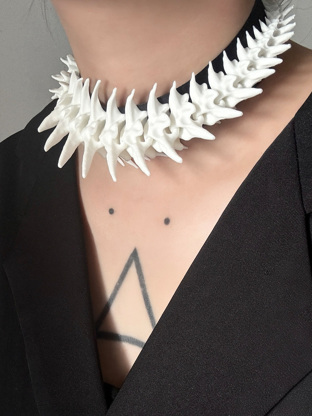 MUKTANK×DARK DREAM  Hand-tied necklace with an exaggerated arrangement of spiky spinal column shapes created by 3D printing