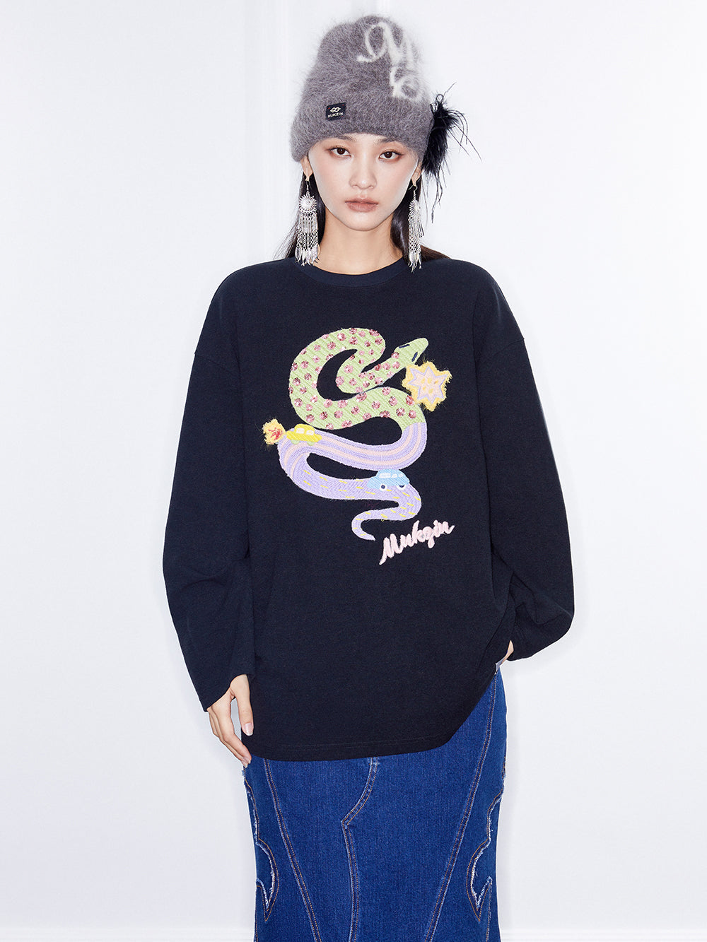 MUKZIN Linglong Textured Cartoon Embroidery Crewneck Sweatshirt