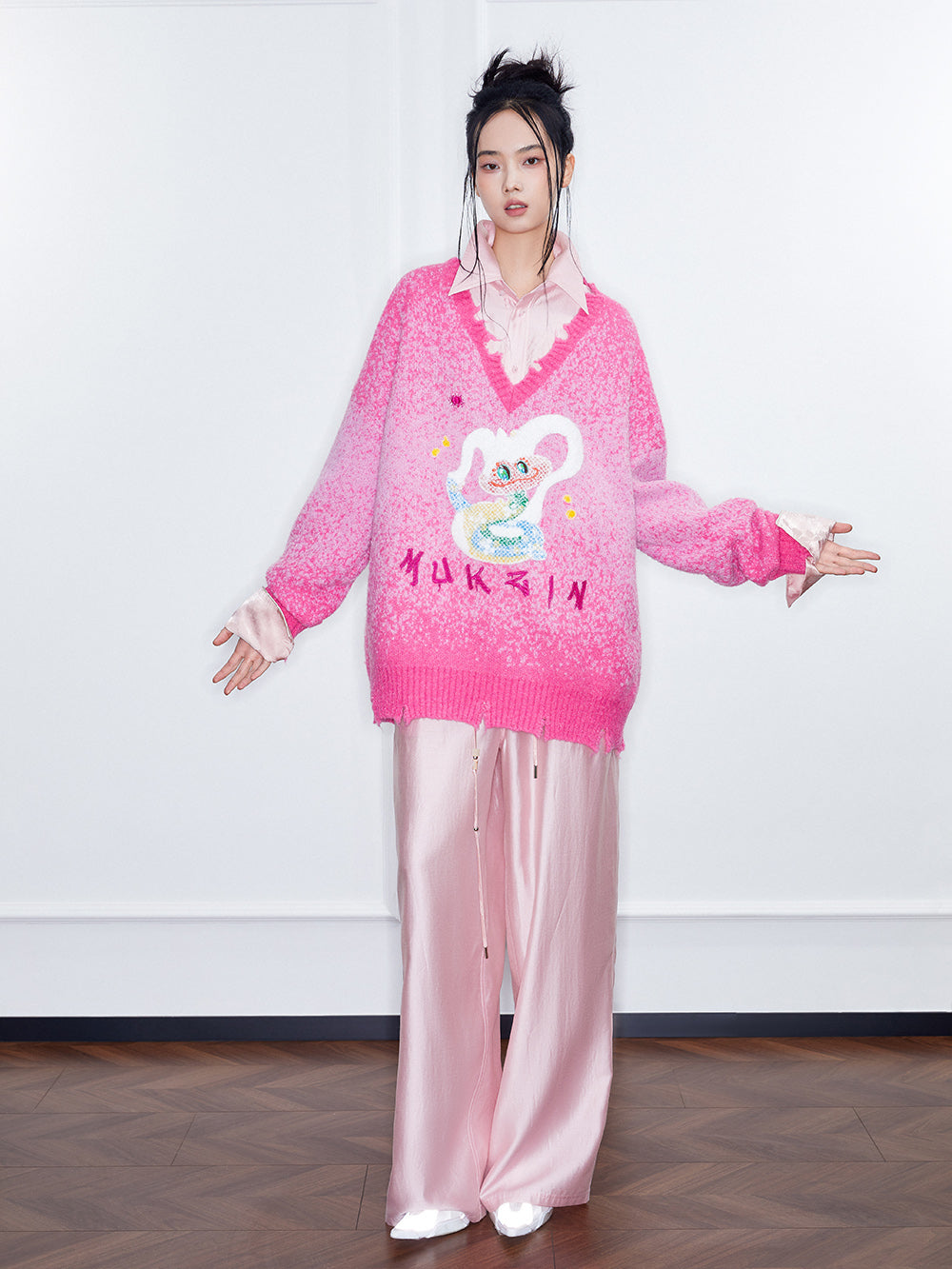 MUKZIN SpringPrelude "Flower Snake Brings Blessings" Design - Oriented V - neck Gradient Pixel Sweater