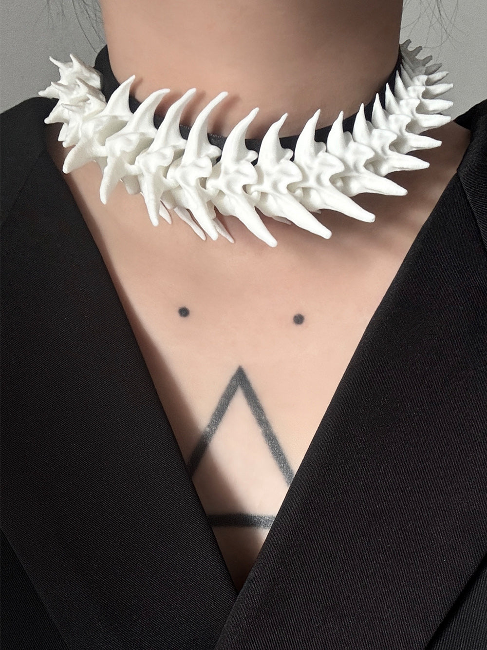MUKTANK×DARK DREAM  Hand-tied necklace with an exaggerated arrangement of spiky spinal column shapes created by 3D printing