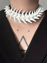 MUKTANK×DARK DREAM  Hand-tied necklace with an exaggerated arrangement of spiky spinal column shapes created by 3D printing